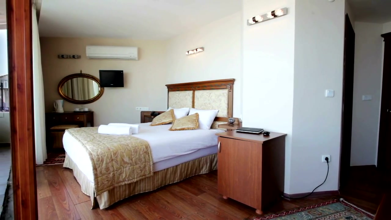 Plan fixe — Une chambre ouverte
